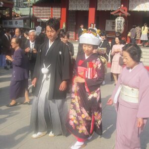 黒色のリメイク振袖を着た花嫁